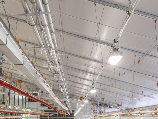 Falso techo aluminio pural para granjas instalado