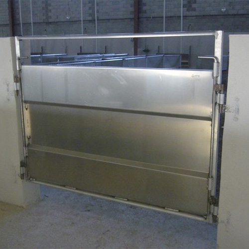 10.3a Puerta para corral C. MOLAS con doble bisagra que permite abrir hacia los dos lados. Fabricación a medida