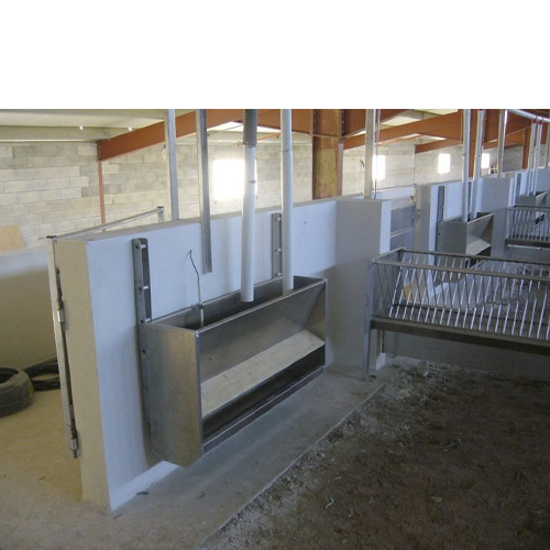 10.4a Comederos de aluminio C. MOLAS para pienso. Fabricación a medida. Los soportes para fijar en la pared con varias posiciones también se pueden fabricar a medida